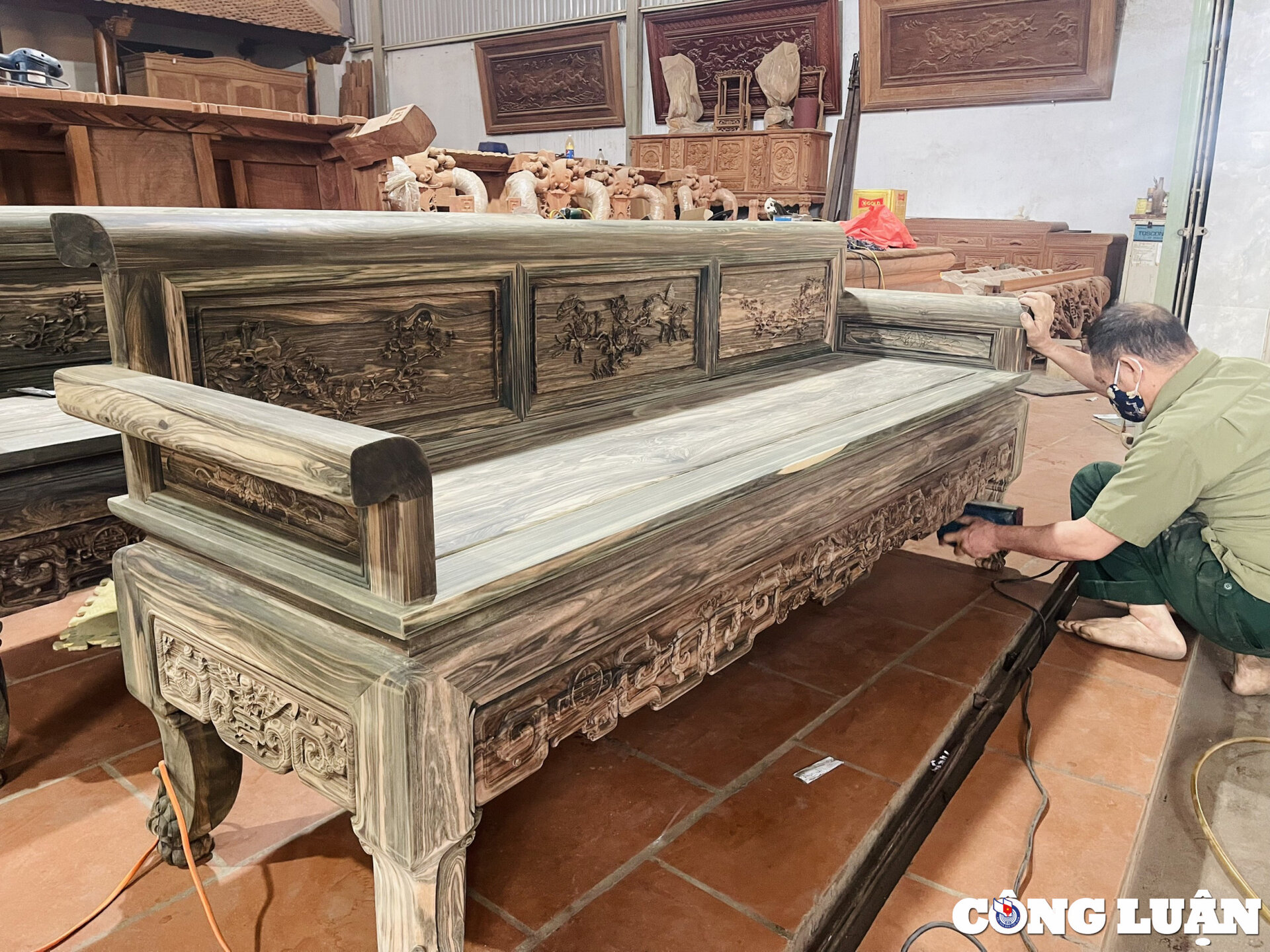 lang-nghe-do-go-canh-nau-noi-tinh-hoa-do-thu-cong-my-nghe-dat-bac-113228521.jpg