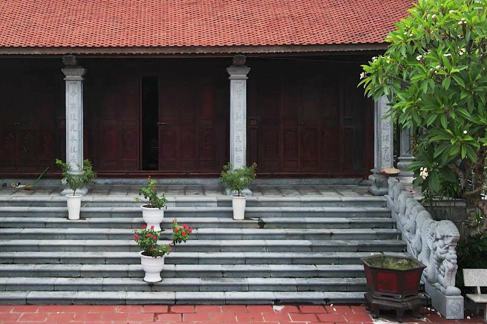 Bậc thang đá dẫn lên nhà chính điện